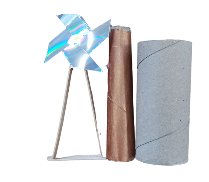 Fotografía dun rolo de cartón para facer a base do xerador eólico