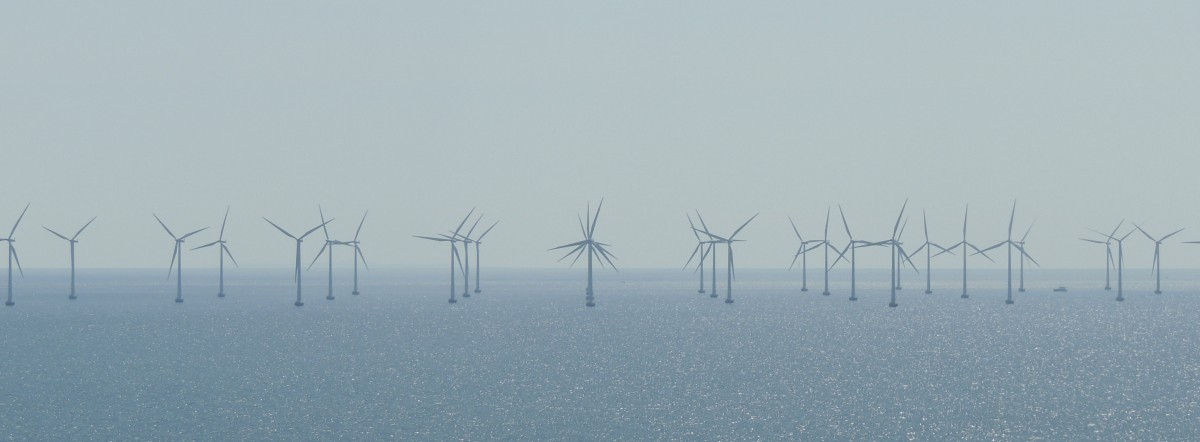 Ilustración que representa un parque eólico marítimo
