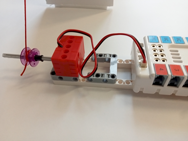 Mecanismo da montaña rusa imaxe que mostra o mecanismo que fai xirar a montaña rusa