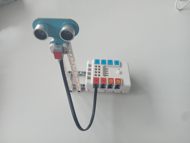 Ilustración que mostra a conexión do sensor de ultrasóns