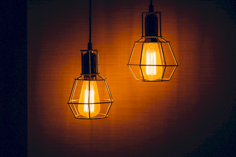 Ilustración que representa unhas luces acesas