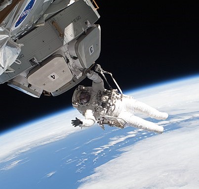 Astronauta especialista facendo tarefas de mantemento na EEA