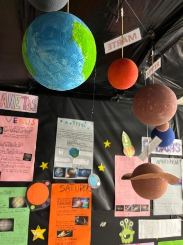 Exposición con planetas pendurados do teito