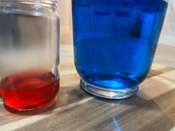 Fotografía recipientes con agua e colorantes.