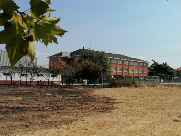 Campo queimado a carón dun colexio