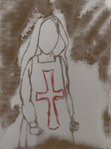 Debuxo de María Soliño de pé e coas mans apertadas.