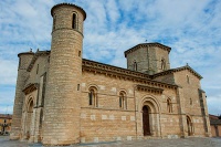 Fotografía dunha igrexa de estilo románico.