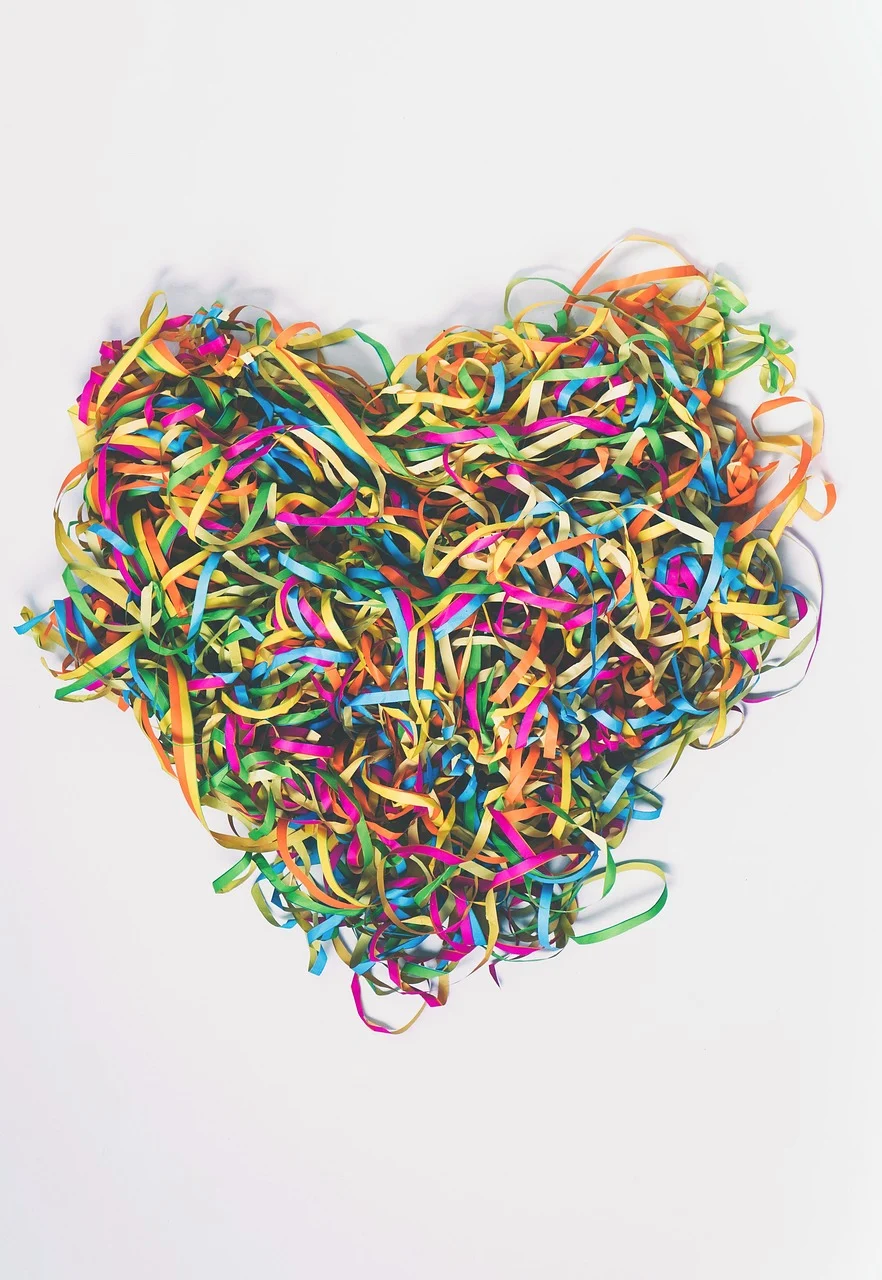 Corazón de serpentinas de colores