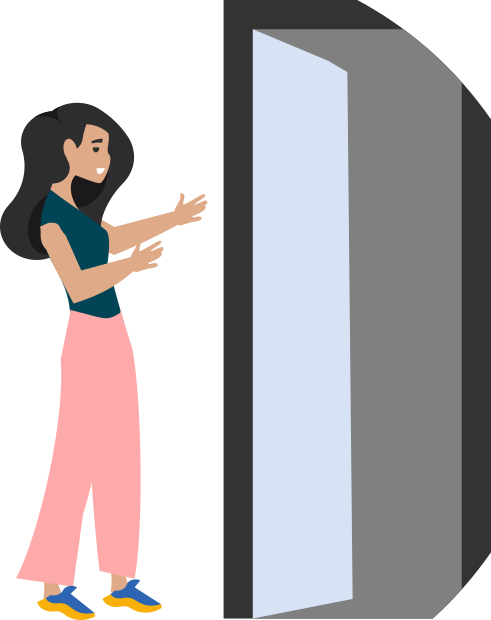 Chica frente a la entrada de la puerta.