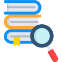 Libros apilados y lupa delante