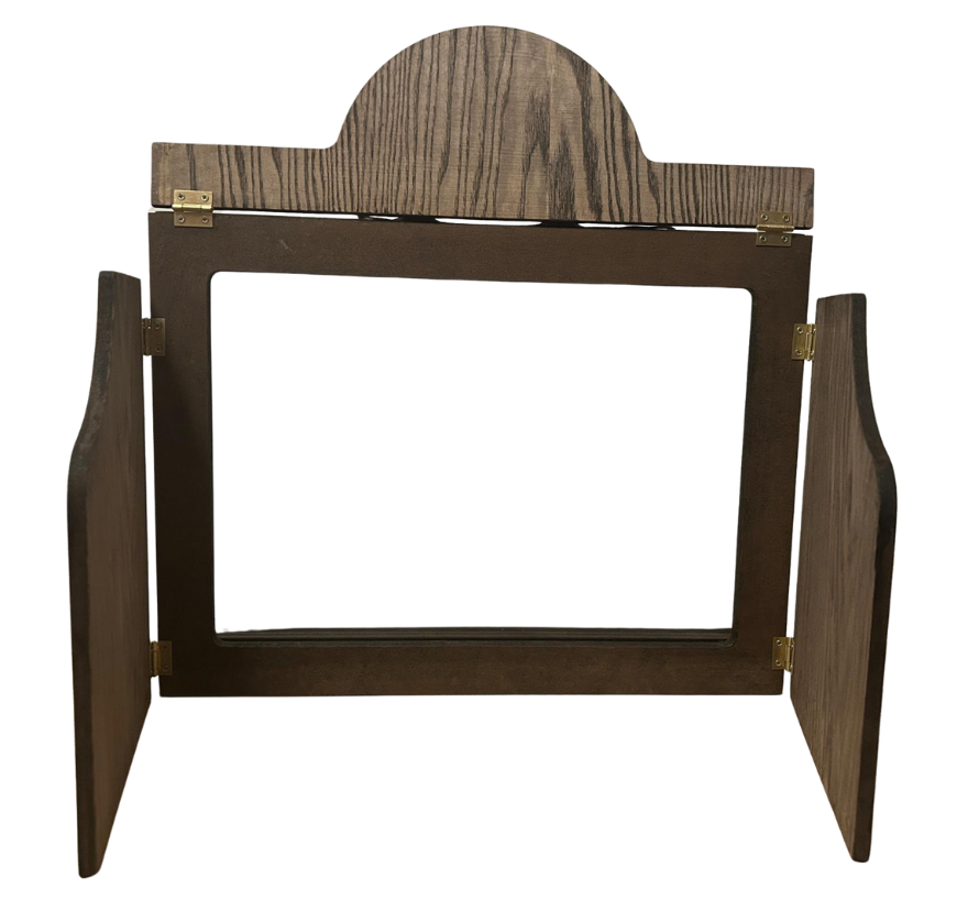 Marco de madera para presentar las escenas con dos soportes a los lados