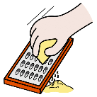 Mano pasando un limón por un rayador