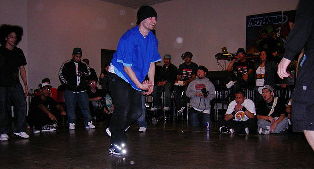 Persoa bailando hip hop