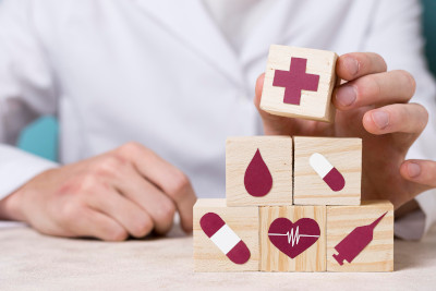 Imaxe que mostra diferentes pezas de madeira con símbolos médicos.