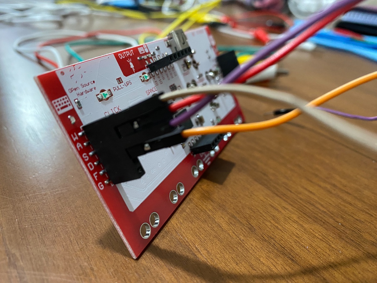 Paso 2 Imaxe que mostra a forma de conectar os cables a placa da parte traseira.