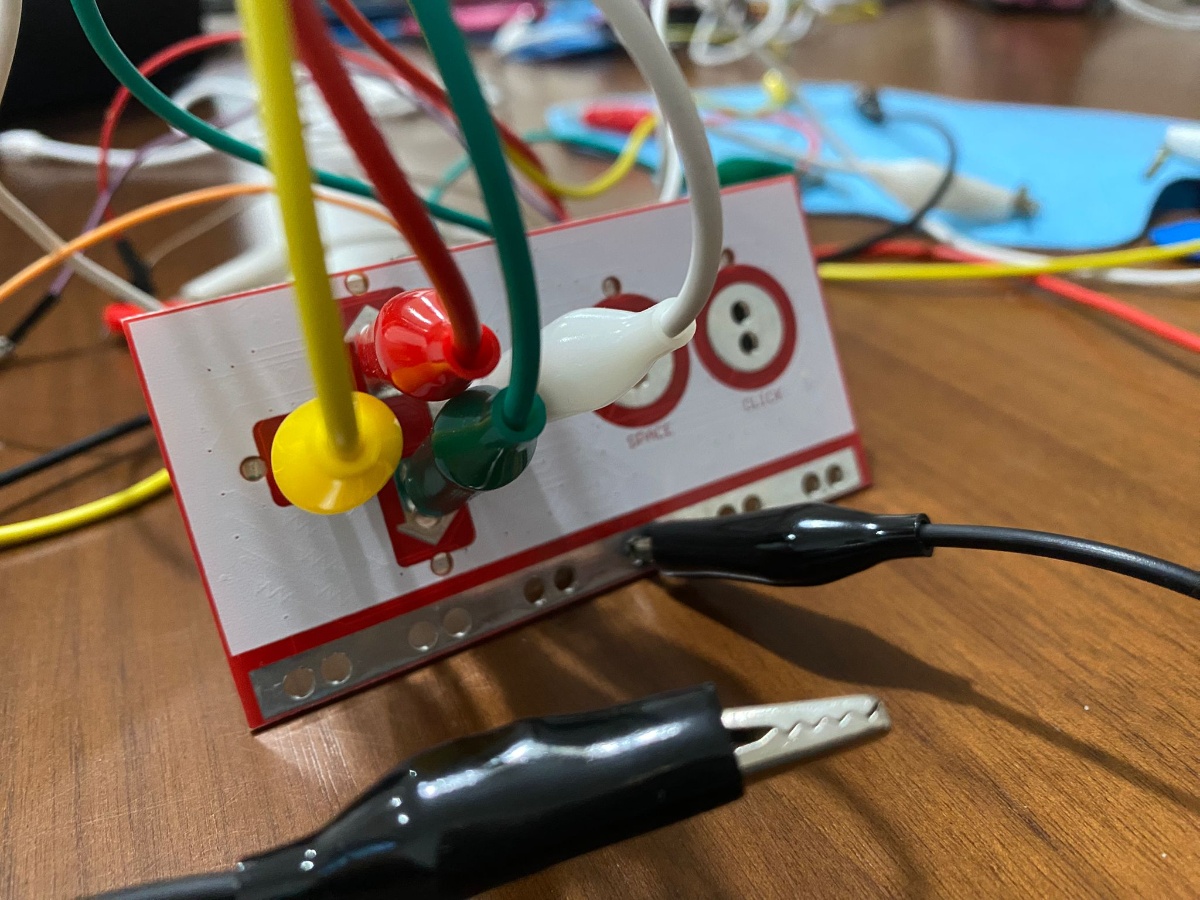 Paso 4 Imaxe que mostra a conexión dos cables na placa.