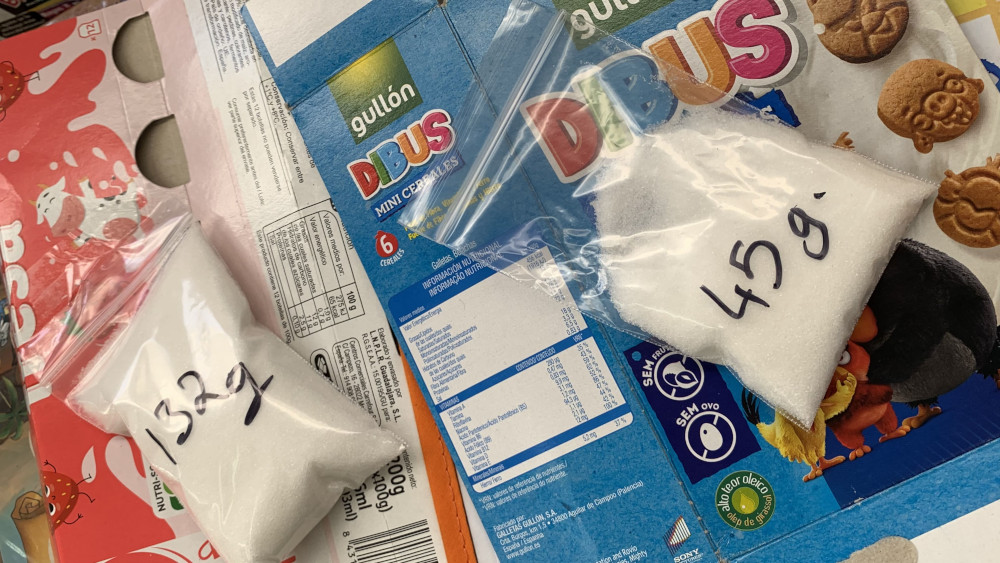 Alimentos con saquiños coa cantidade de azucre que conteñen.