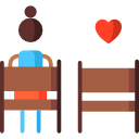 Persona sentada al lado de una silla vacía con un icono de corazón