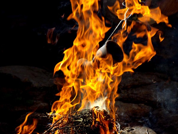 Alfarería de Gundivós: ahumado de la pieza. Ahumado de vasija con fuego