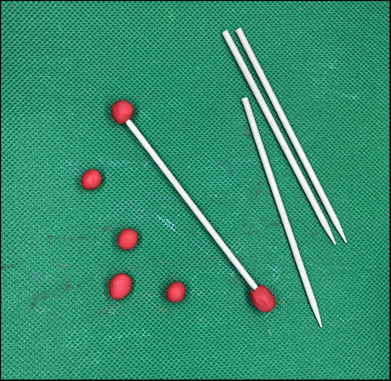 En la imagen se ve una arista hecha con plastilina y palillo