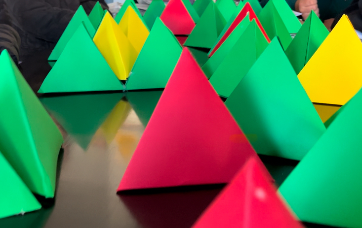 En la imagen se ve parte del modelo de Sierpinski