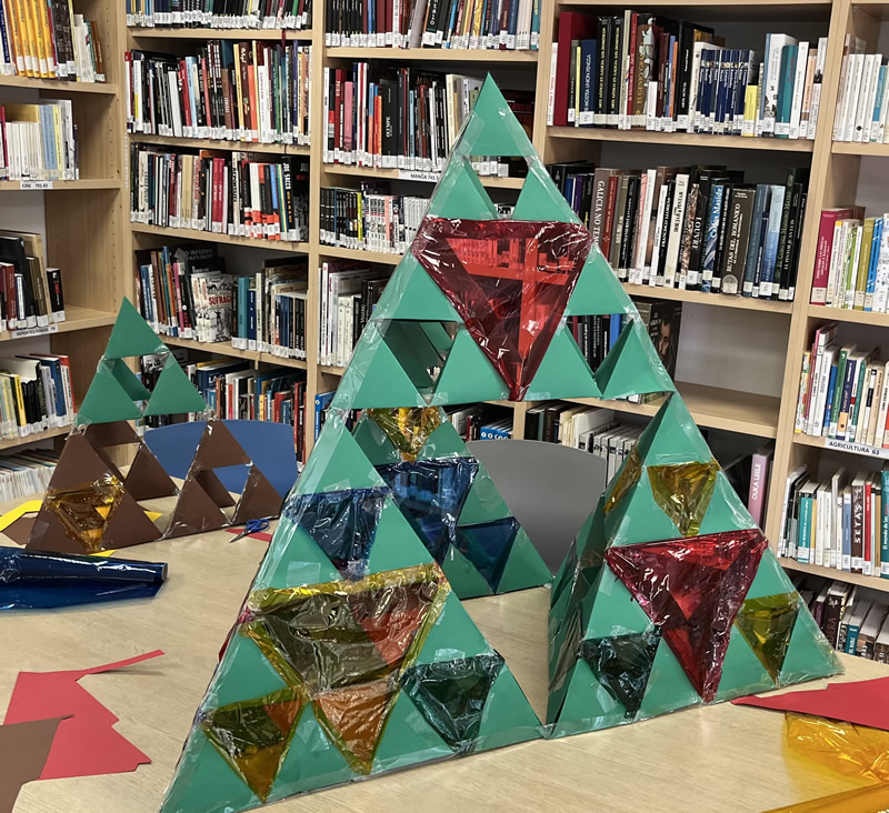 En la imagen se ve parte del modelo de Sierpinski