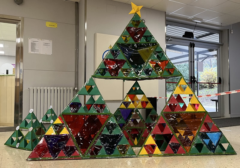 En la imagen se ve parte del modelo de Sierpinski