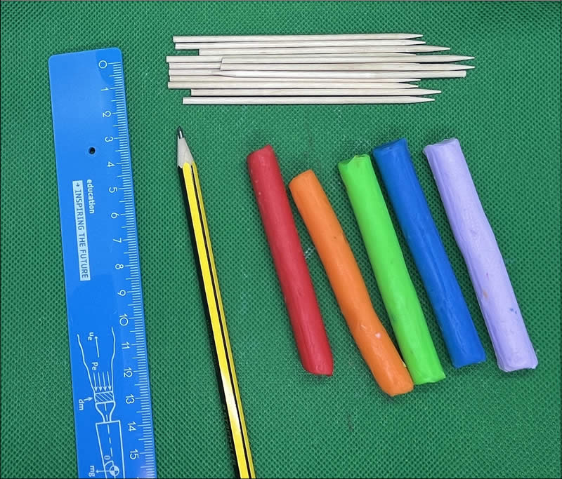 En la imagen se ven los materiales necesarios (plastilina y palillos)