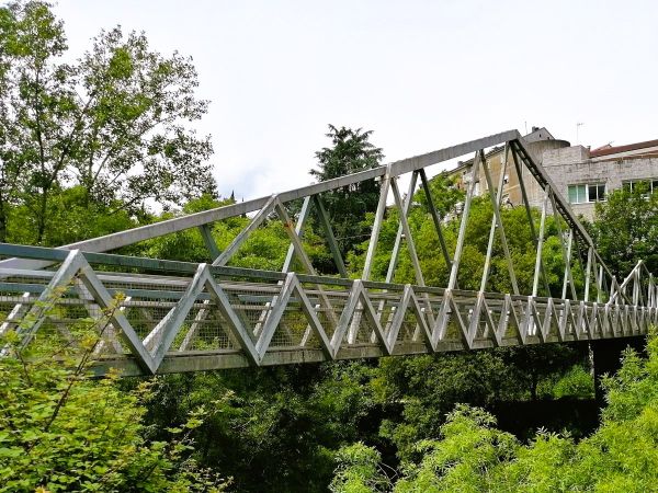Puente en río Avia
