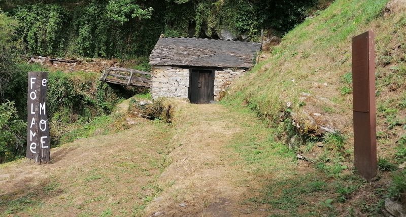 Paseo y molino ruta literaria en Samos