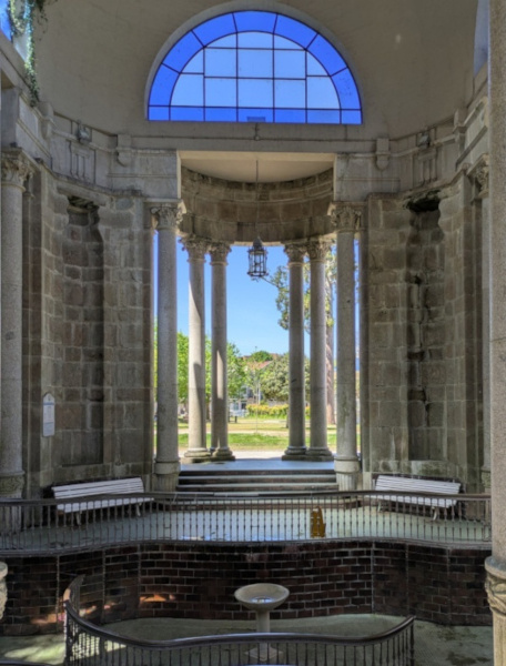 Vidriera de la fuente de A Gándara, Mondariz- Balneario