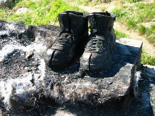 Monumento calzado peregrino Cabo Fisterra
