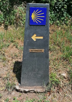 Mojón Camino de Santiago en Valdeorras