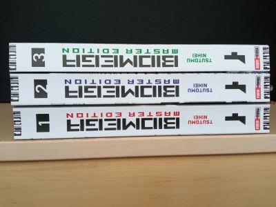 Lote de libros 1(cREAgal) Volúmenes 1, 2 y 3 del cómic BIOMEGA apilados sobre una mesa