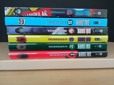 Lote de libros 2 (cREAgal) Volúmenes 1-6 del cómic DAI DARK apilados sobre una mesa