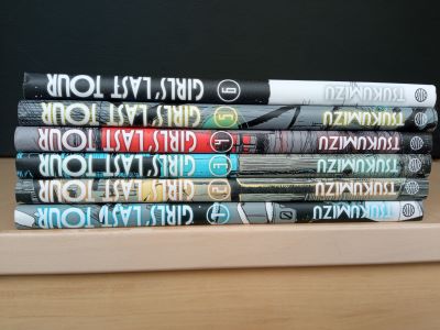 Lote de libros 4 (cREAgal) Volúmenes 1-6 del cómic GIRLS, LAST TOUR apilados sobre una mesa