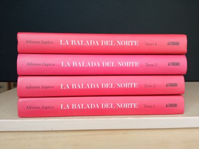 Lote de libros 5 (cREAgal) Volúmenes 1-4 del cómic LA BALADA DEL NORTE apilados sobre una mesa