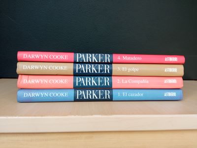 Lote de libros 8 (cREAgal) Volúmenes 1, 2, 3 y 4 del cómic PARKER apilados sobre una mesa