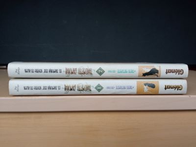 Lote de libros 9 (cREAgal) Volúmenes 1 Y 2 del cómic EL SAMURAI QUE VENDIÓ SU ALMA apilados sobre una mesa