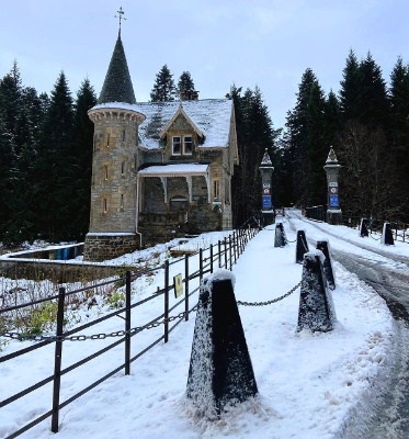 Acceso a la casa Ardverikie, casa del guardián. Escocia.