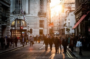 Gente paseando por la calle
