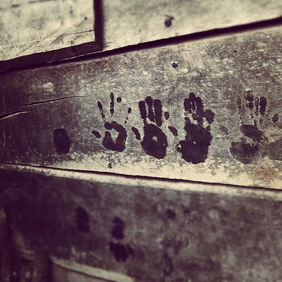 Deja tu huella Huellas de manos en una pared de madera
