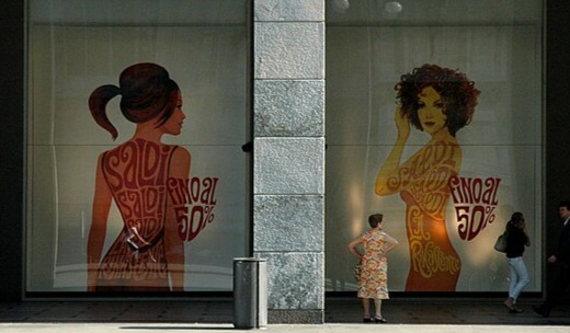 Escaparates con rebajas en La Rinascente, Milan, 2010