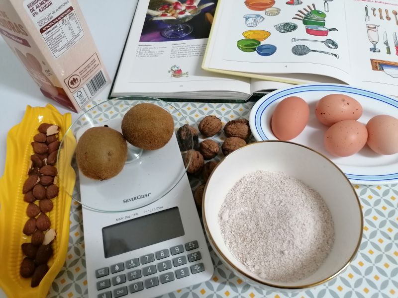 Ingredientes sobre una mesa con dos libros abiertos