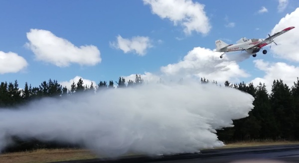 Avioneta descargando agua