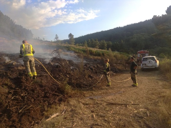 Brigada, carroceta y agente apagando un incendio