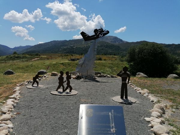 Monumento a los pilotos fallecidos.