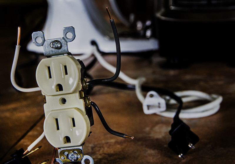 Enchufes que semellan caras