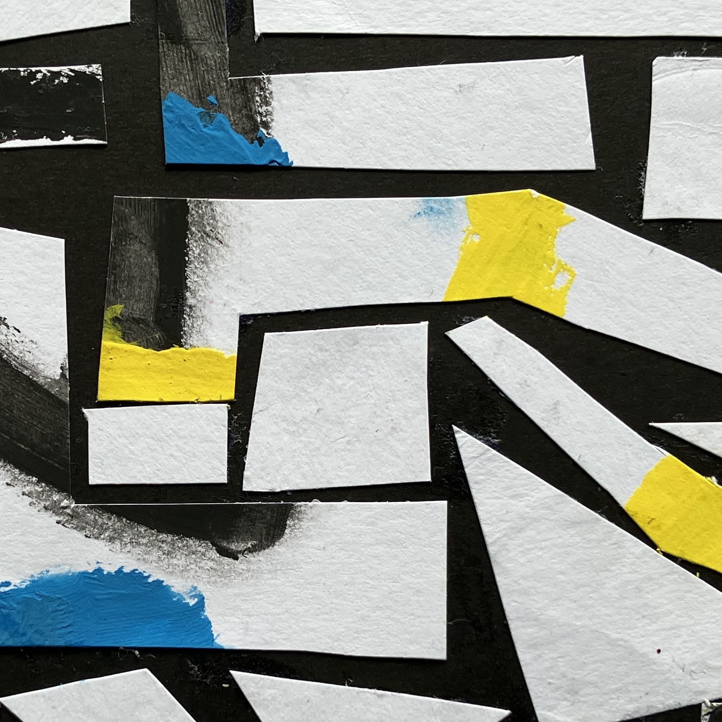 Imaxe dun mosaico de polígonos feito con papeis pintados con diferentes texturas