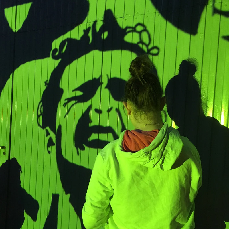 Moza pintando na rúa